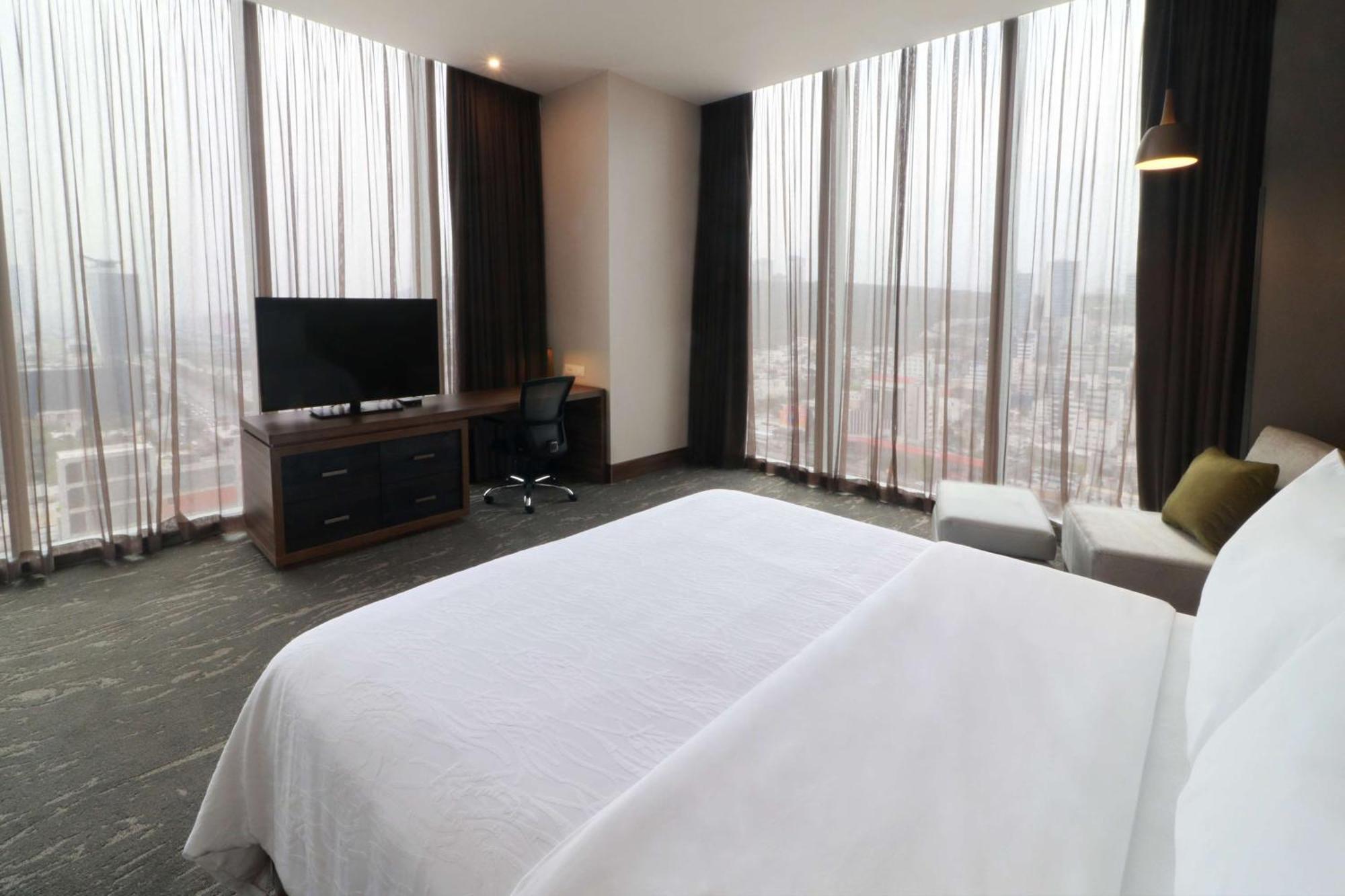 Hilton Garden Inn Monterrey Obispado Extérieur photo